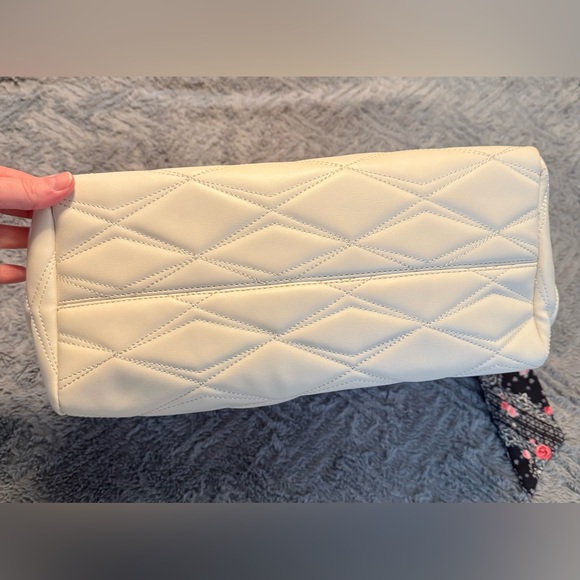 NWT! Betsey Johnson White Quilted Shoulder Bag - Picture 4 of 11